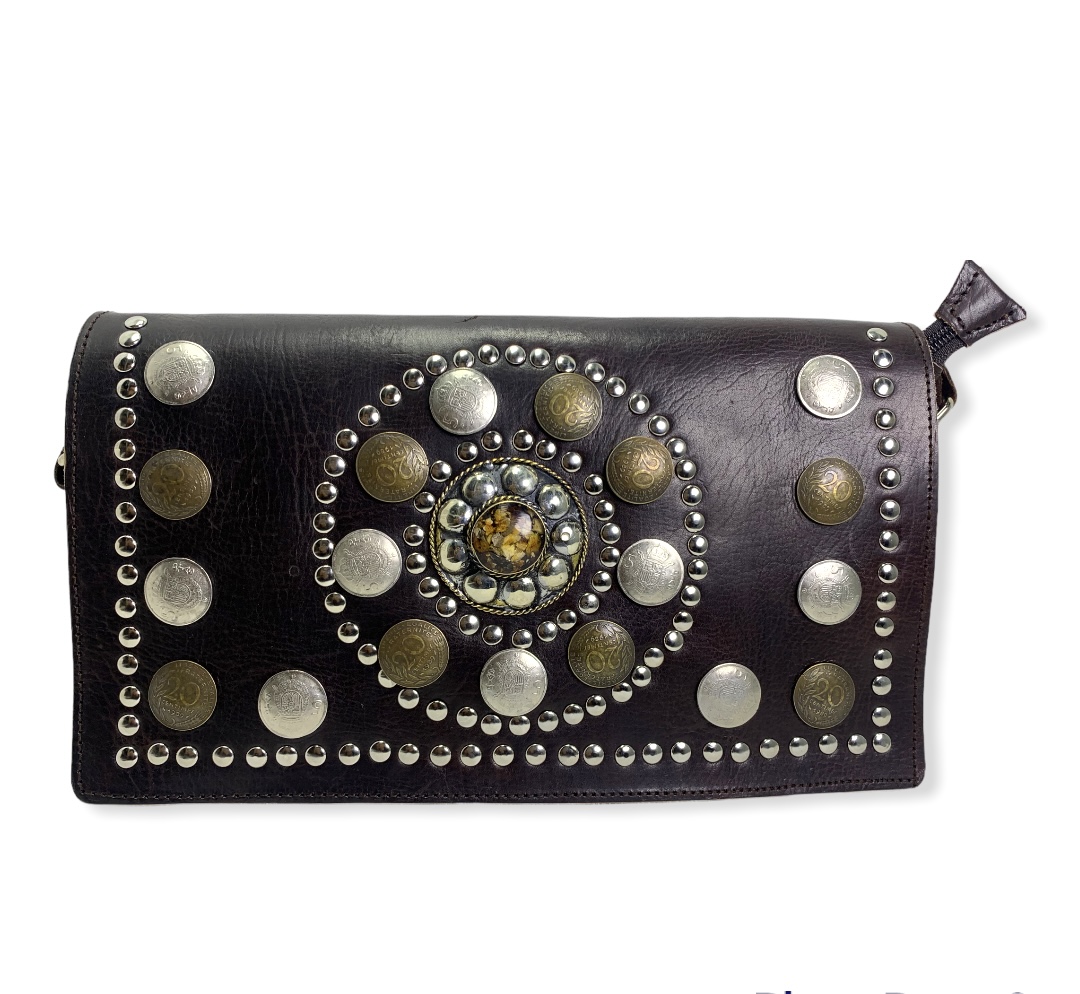 Bolso bandolera de cuero marrón con tachas Innsbruck