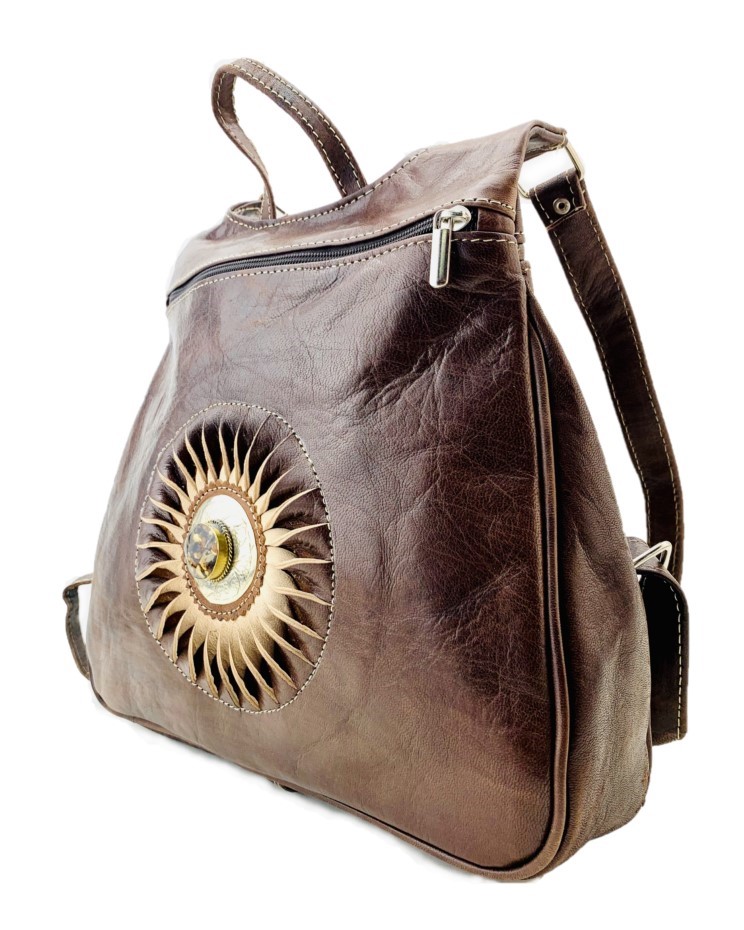Mochila marrón de cuero con sol artesanal Cleo
