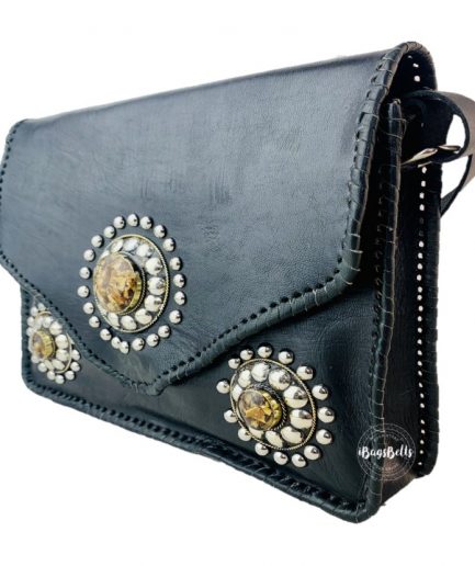 Bolso bandolera rectangular con tachas y cuero color negro Daniela