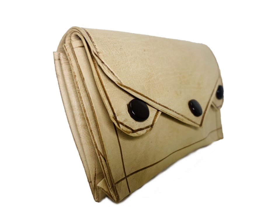 Monedero pequeño de cuero tallado beige Iris