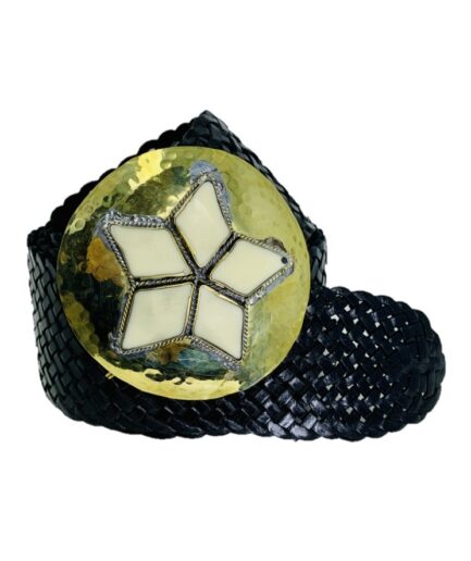 Cinturón de cuero negro con hebilla estrella