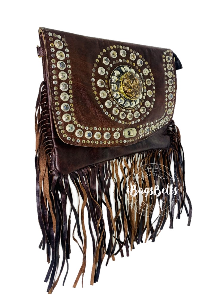 Clutch rectangular con tachas y flecos marrón Aimar