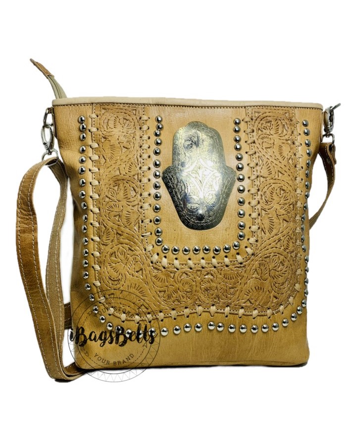 Bandolera de cuero camel con mano de Fátima