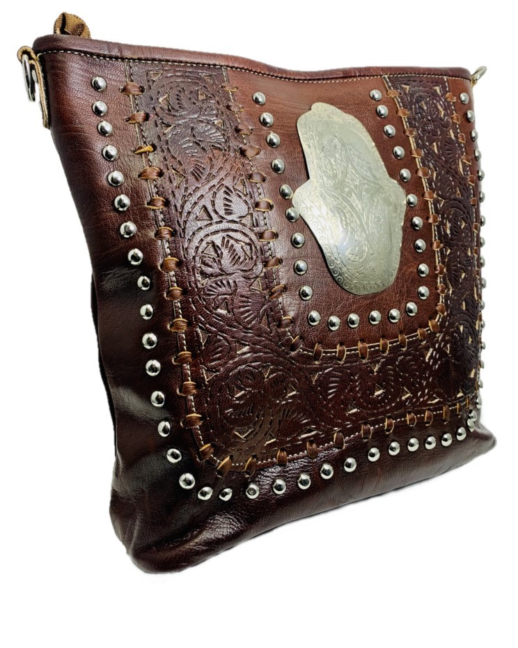 Bandolera de cuero marrón con mano de Fátima