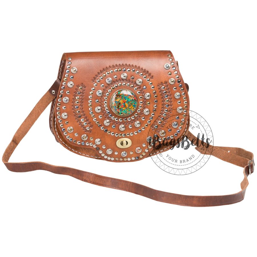 Bandolera de cuero artesanal camel repujado con tachas Holly