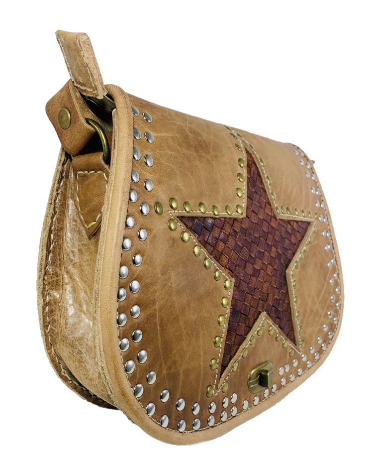 Bandolera mediana de cuero con estrella artesanal camel Darcie