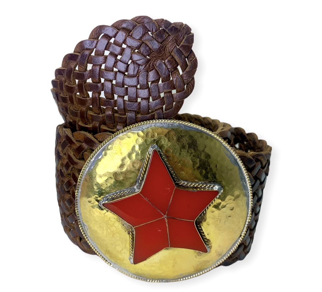 Cinturón de cuero natural con hebilla estrella roja