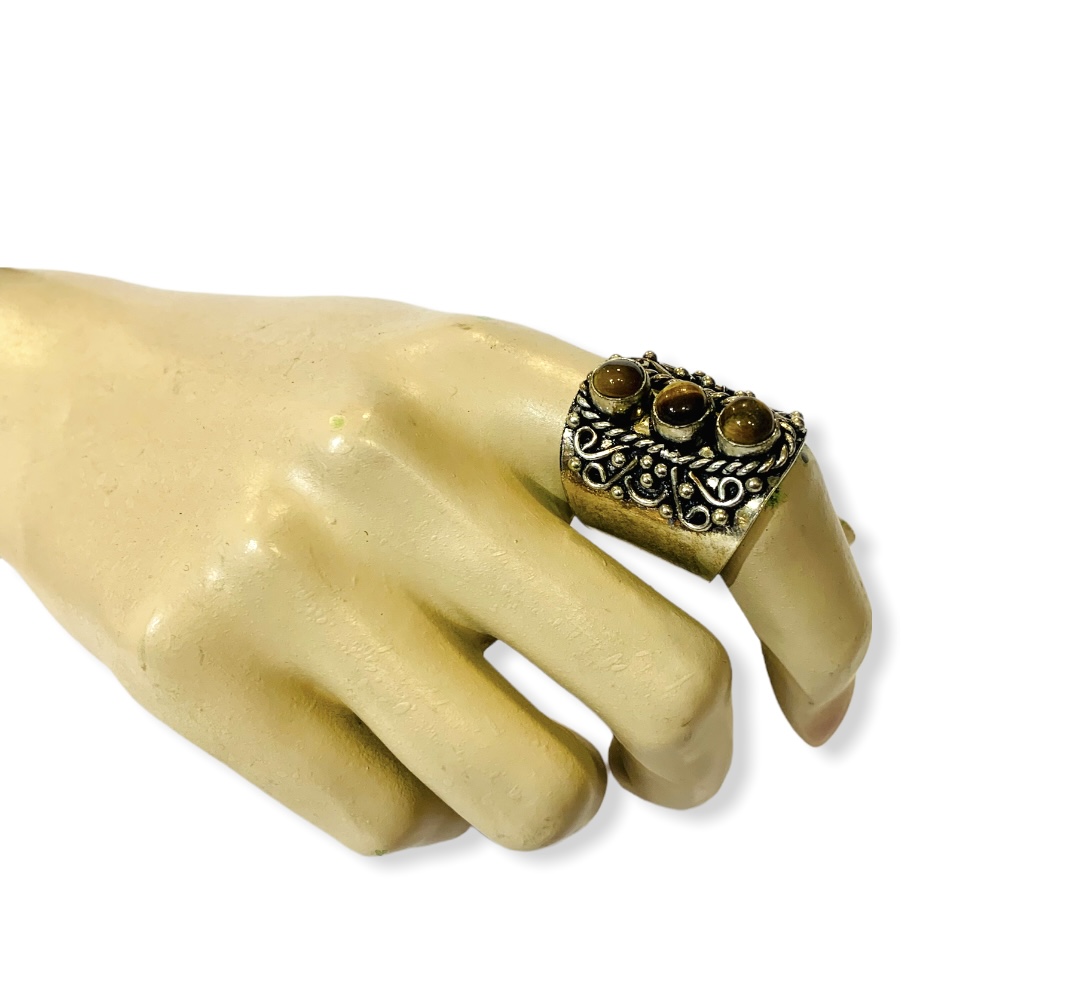 Max anillo bohemio plateado relieves y piedras