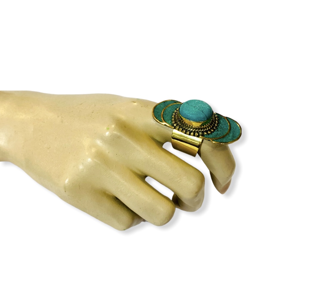 Anillo boho Tibetano dorado con piedras verdes