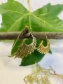 Pendientes boho dorados de alas talladas