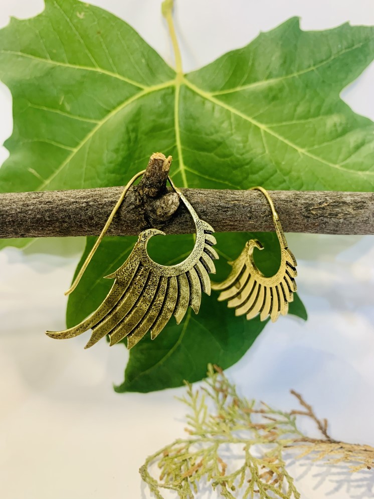 Pendientes boho dorados de alas talladas