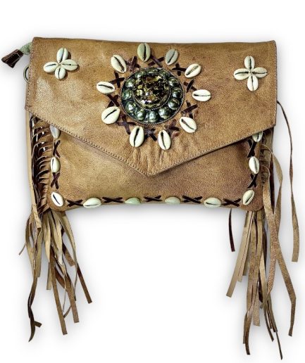 Bolso bandolera camel con flecos y conchas Lark