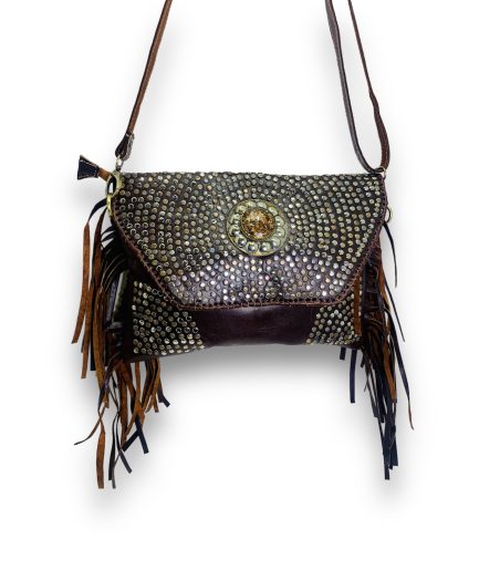 Bolso bandolera con tachas y flecos marron Levi