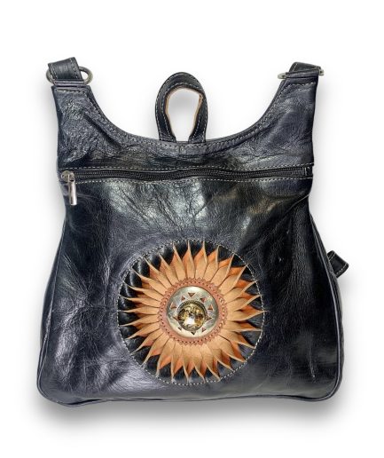 Mochila negra de cuero con sol artesanal Cleo