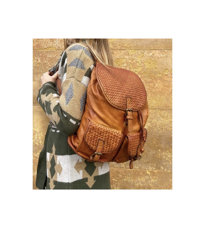 Mochila de piel trenzada camel con bolsillos delanteros