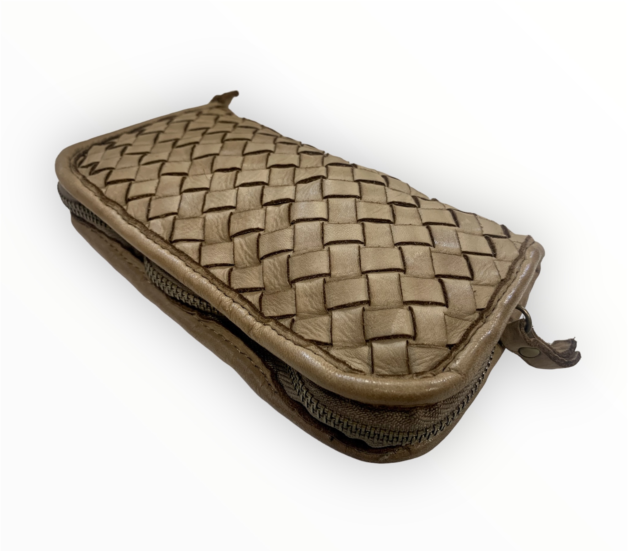 Cartera billetera trenzada de piel lavada en color topo