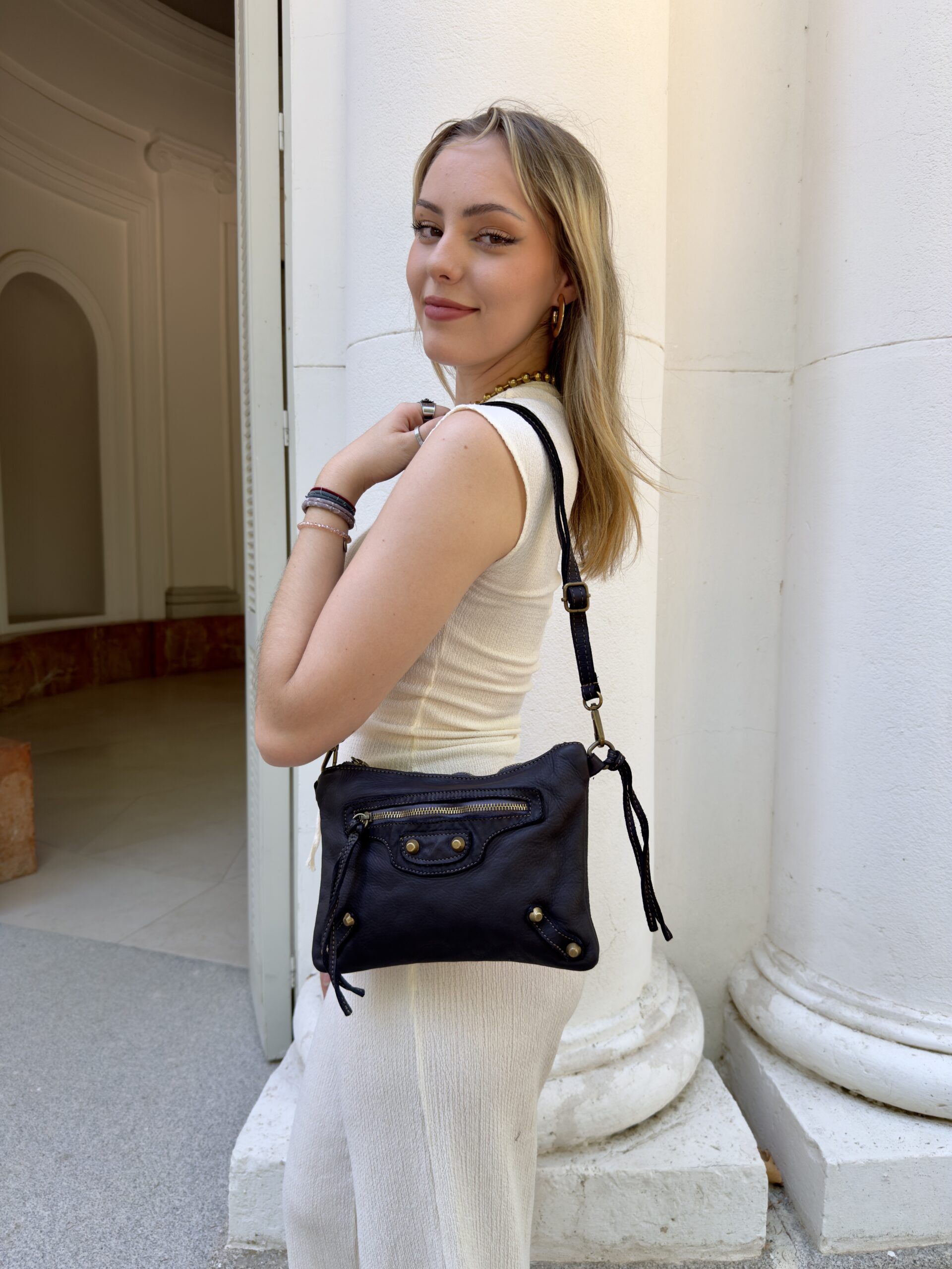 Bolso bandolera pequeña de piel negra italiana con tachas Bianca