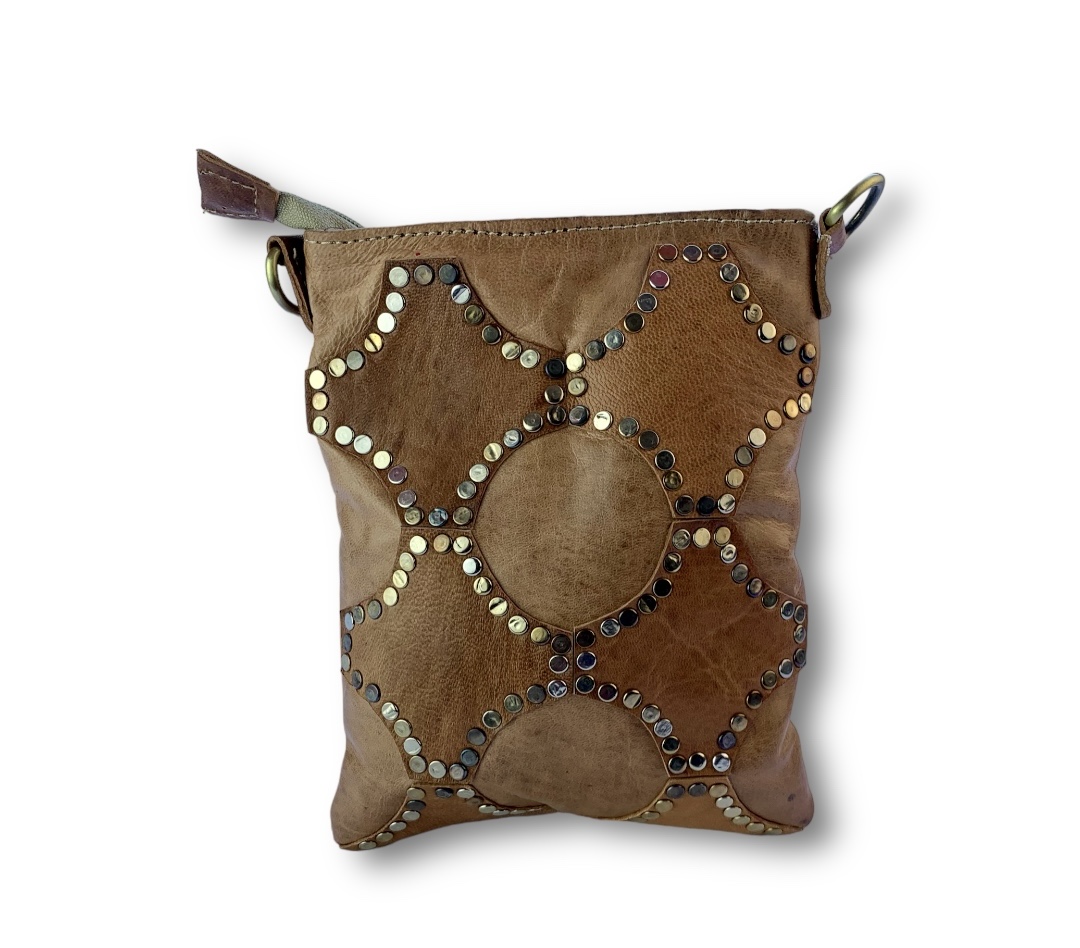 Bolso mini con tachas para móvil color camel