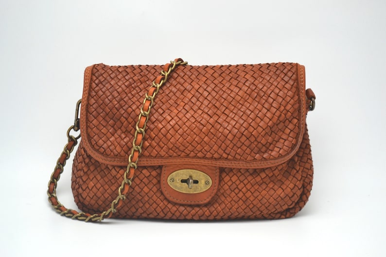 Bolso bandolera tejida en piel camel Ada