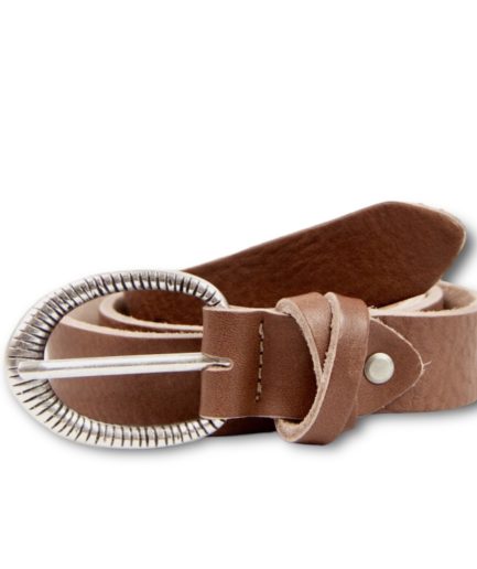 Cinturón de piel camel y hebilla ovalada con detalle grabado