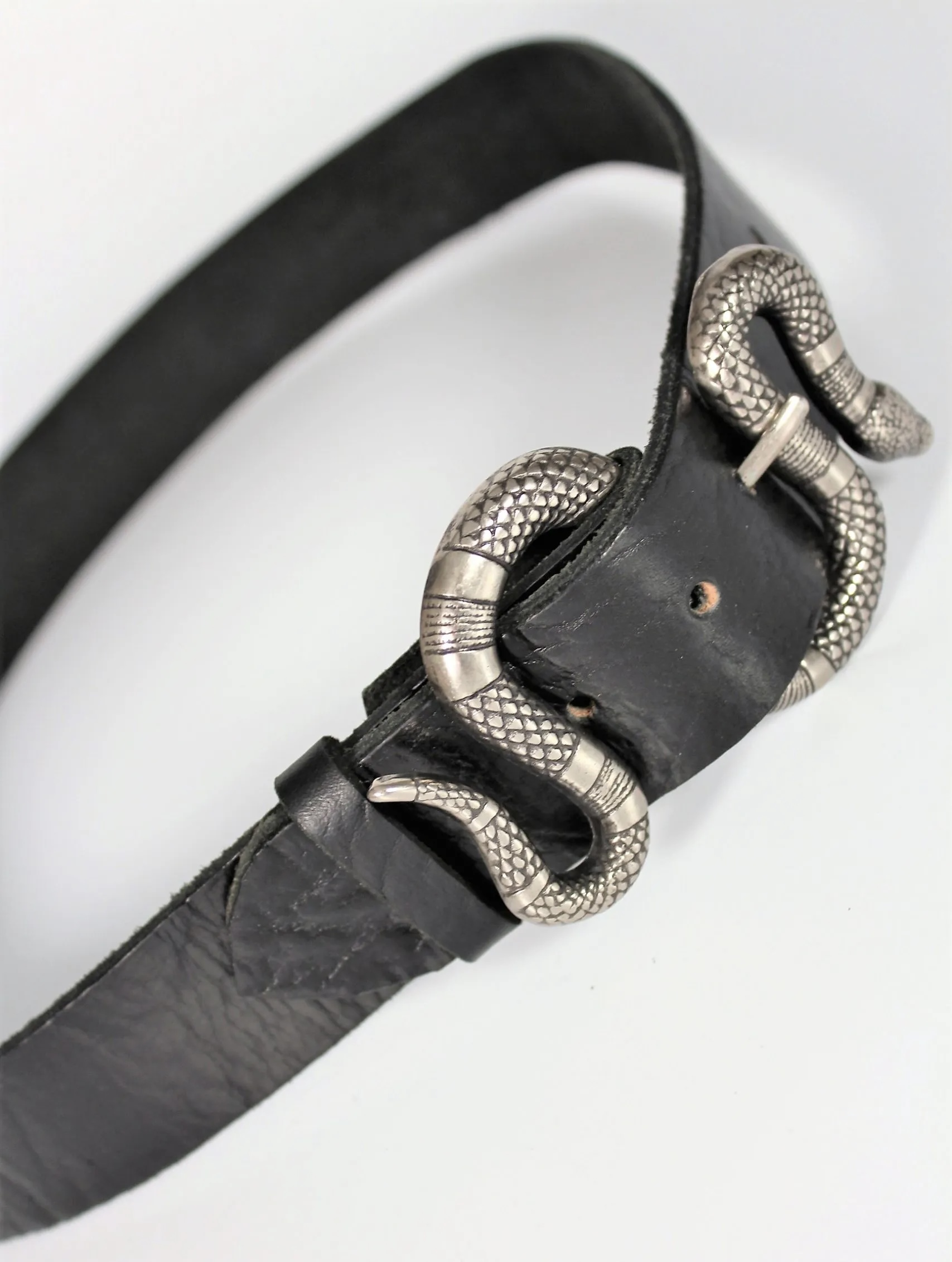 Cinturón de piel con hebilla plateada serpiente Nilo