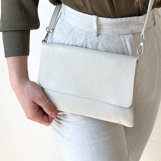 Bolso bandolera de piel blanco roto con solapa clutch Rebeca
