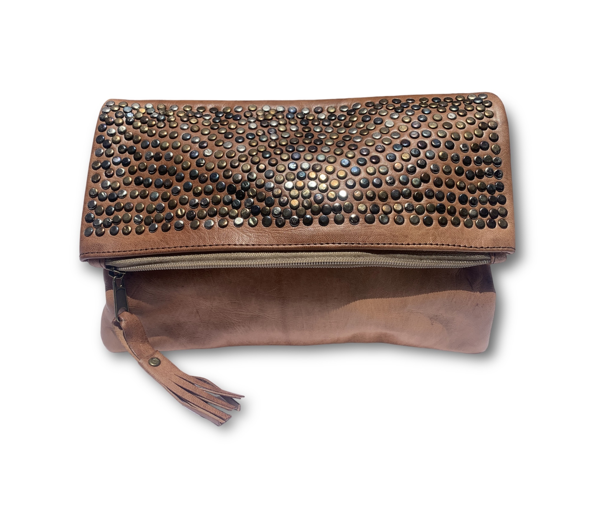 Bolso que dobla en cuero camel media solapa con tachas