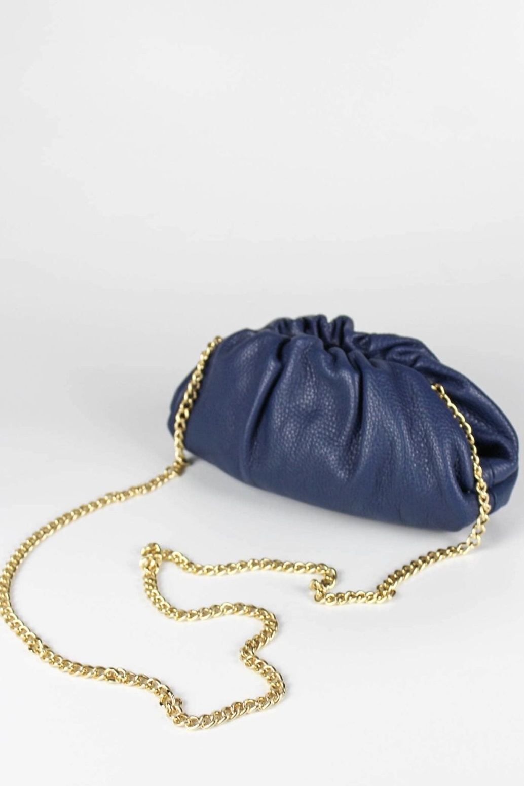 Clutch de piel azul marino con cadena Anastasia