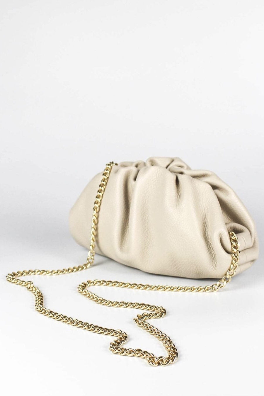 Clutch de piel beige con cadena Anastasia