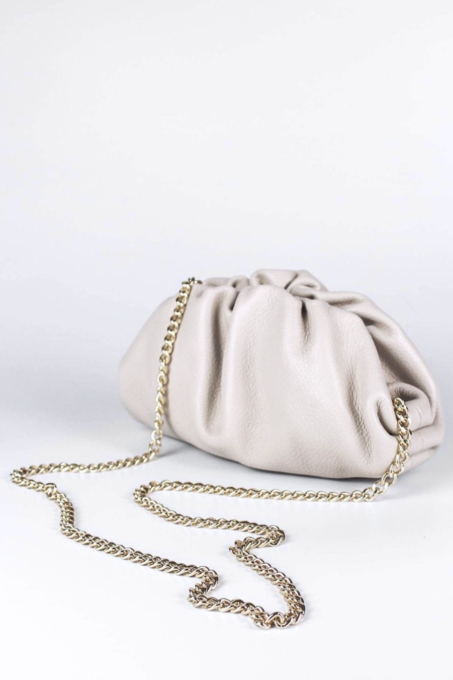 Clutch de piel blanco roto con cadena Anastasia