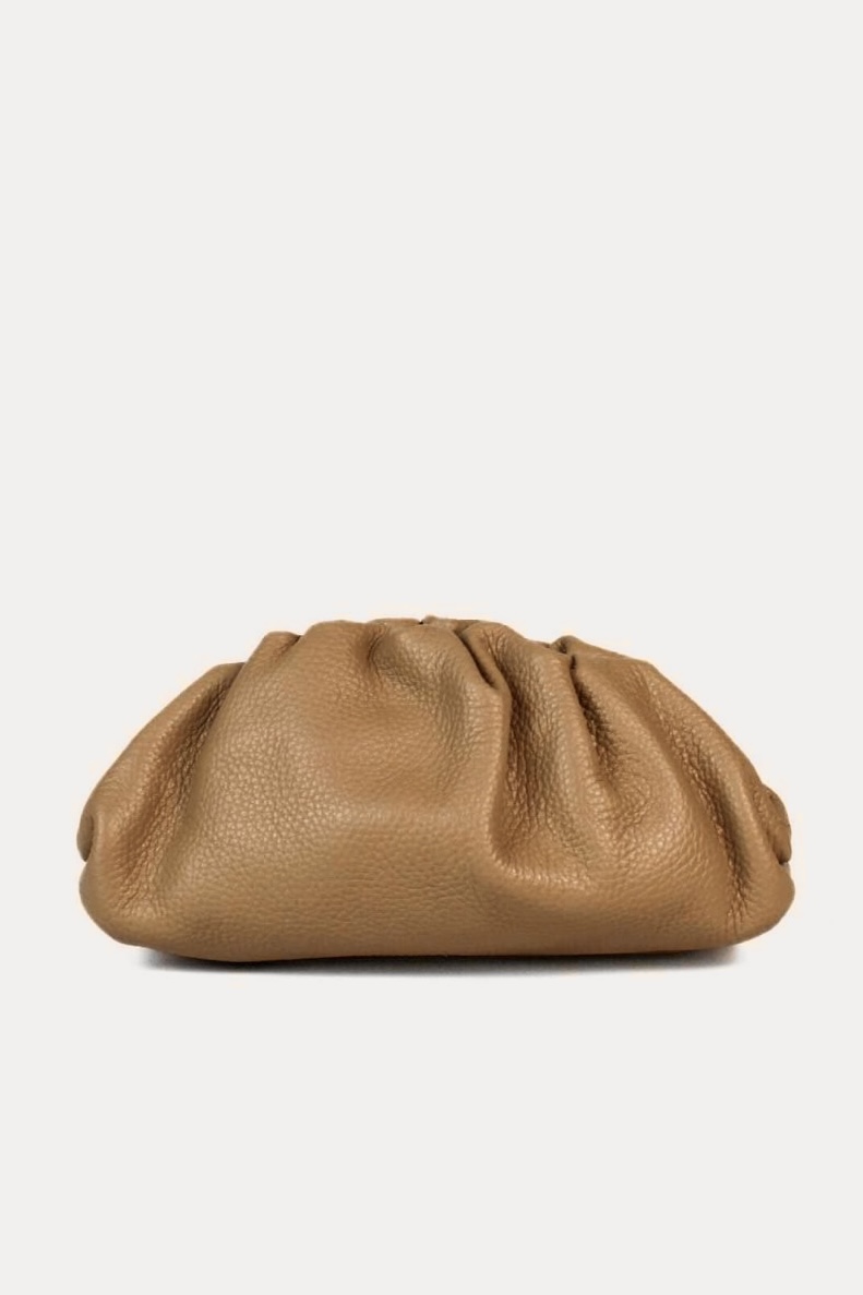 Clutch de piel camel con cadena Anastasia