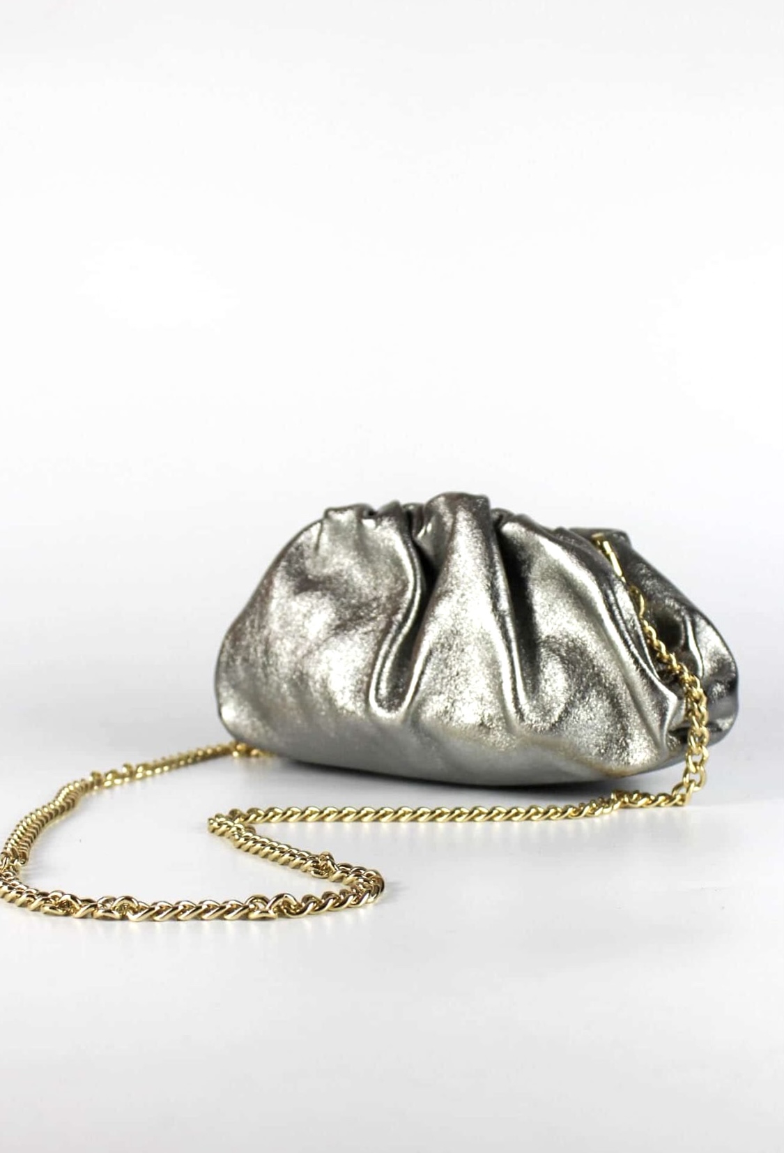 Clutch de piel plateado con cadena Anastasia