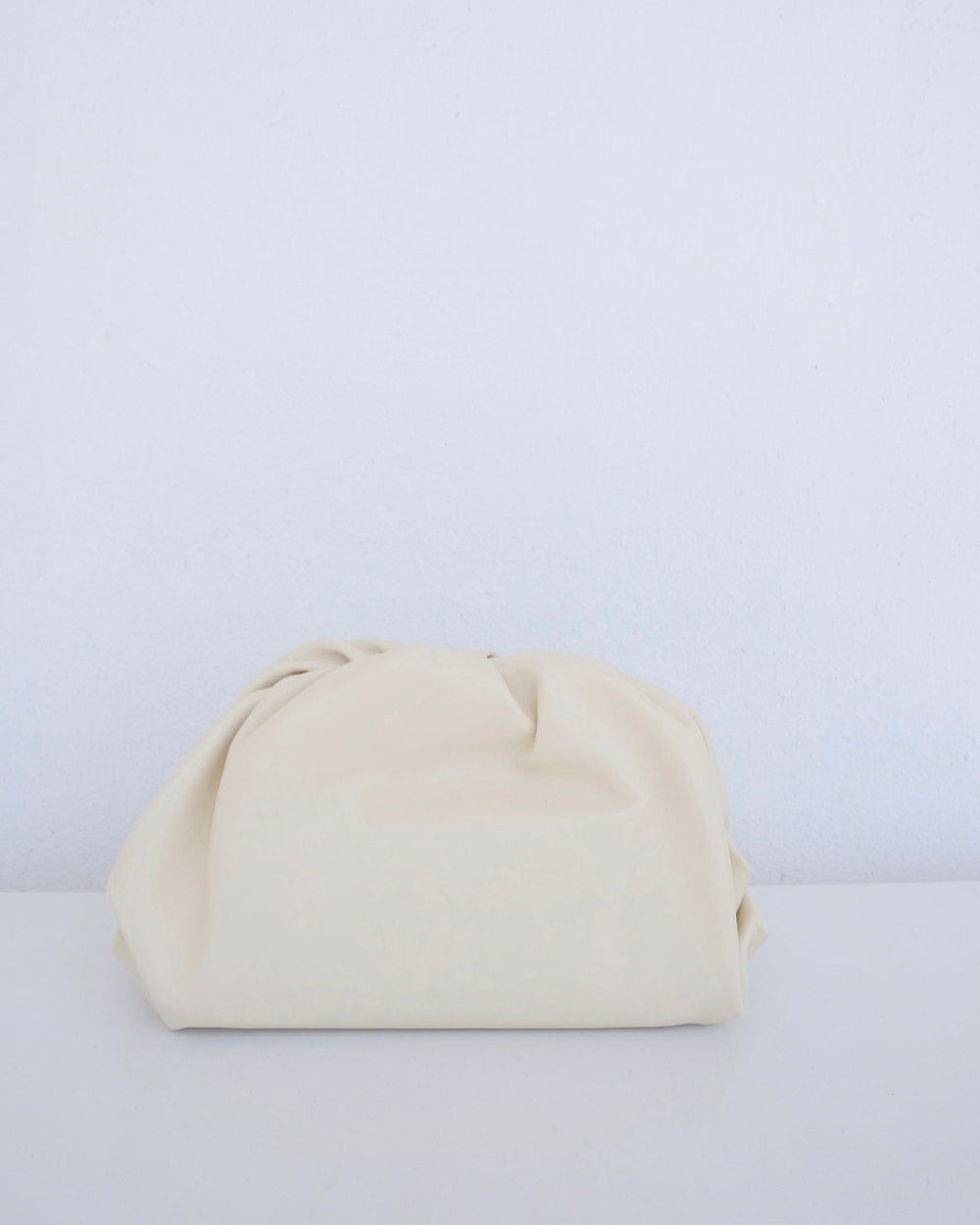 Bolso de mano en cuero color crema Consuelo