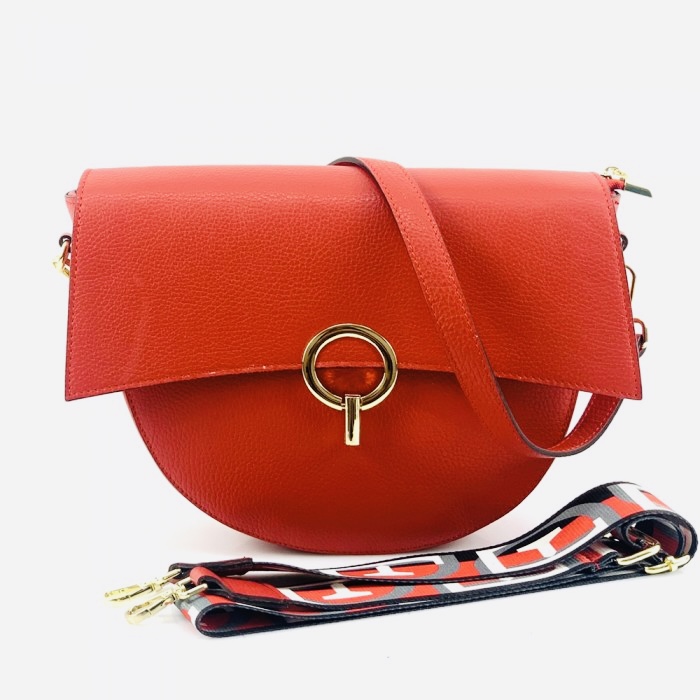 Bolso bandolera de piel rojo lisa en forma de media luna Claudia