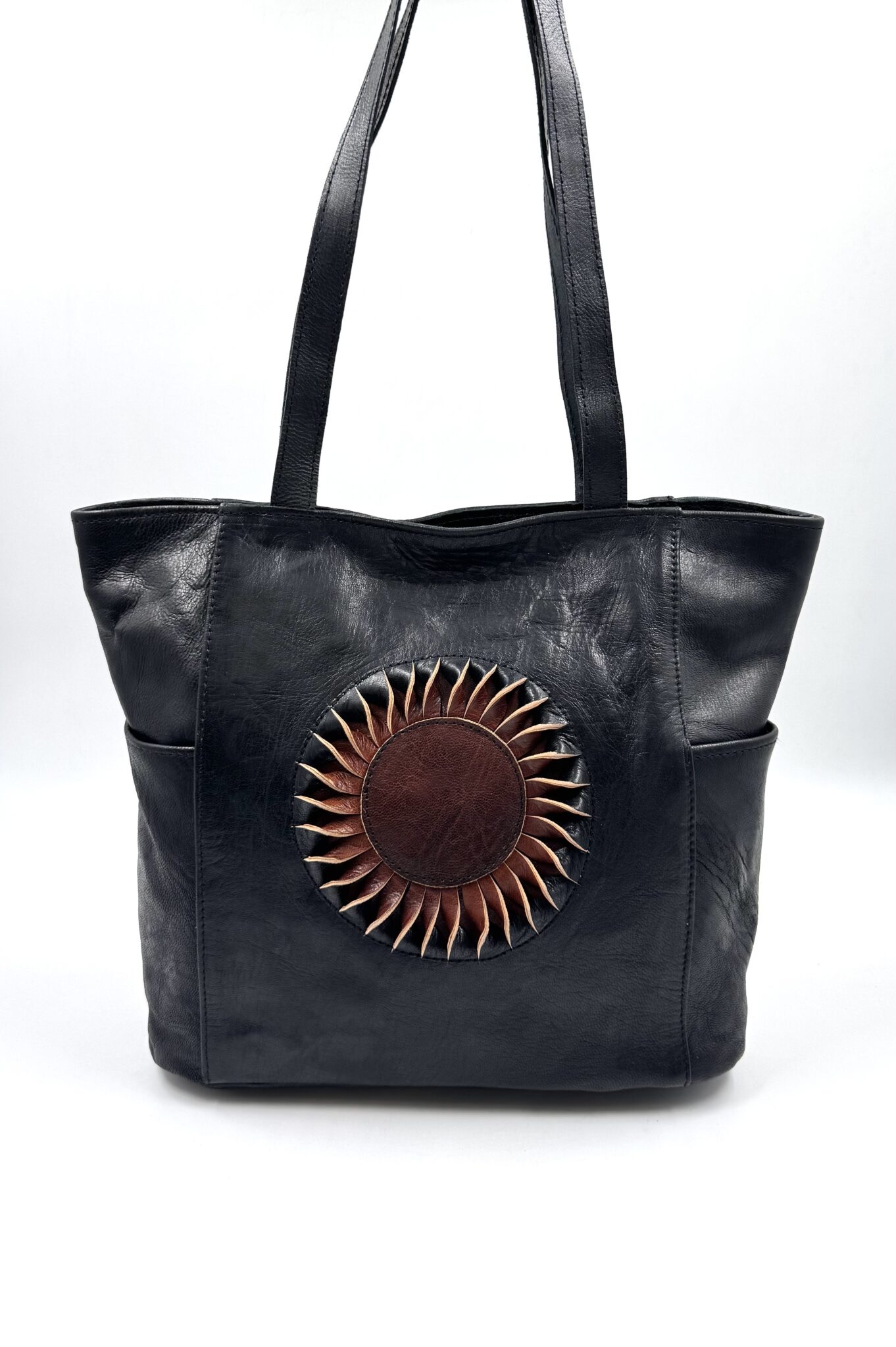 Bolso negro de cuero con sol artesanal
