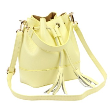 Bolso saco de cuero vainilla liso Adela