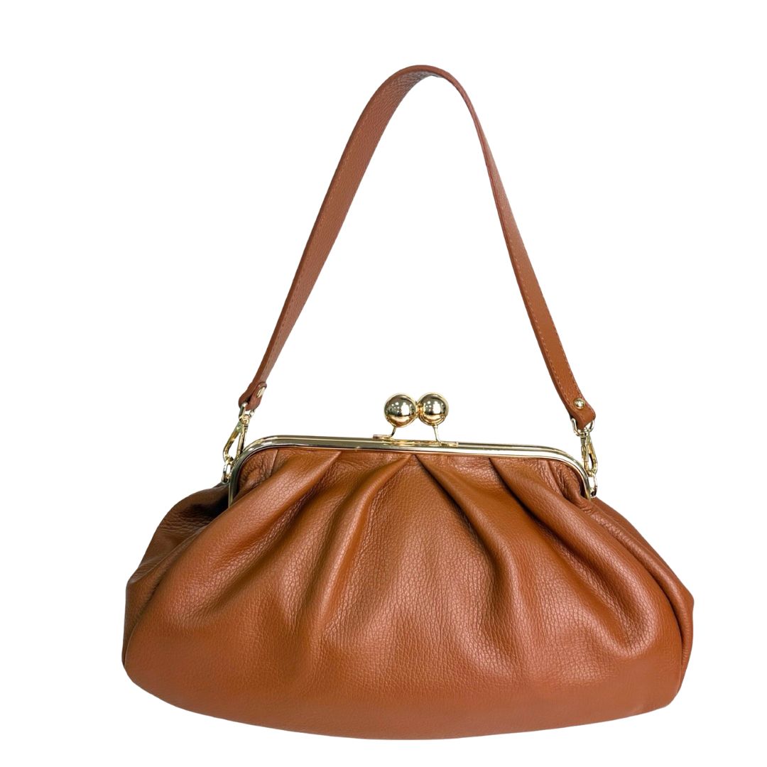 Bolso de mano en cuero color camel con boquilla metálica Macarena