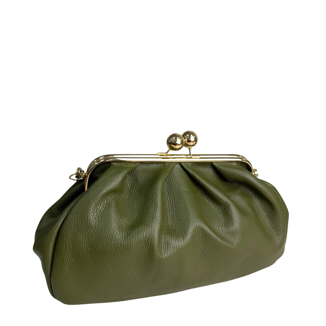 Bolso de mano en cuero color verde con boquilla metálica Macarena