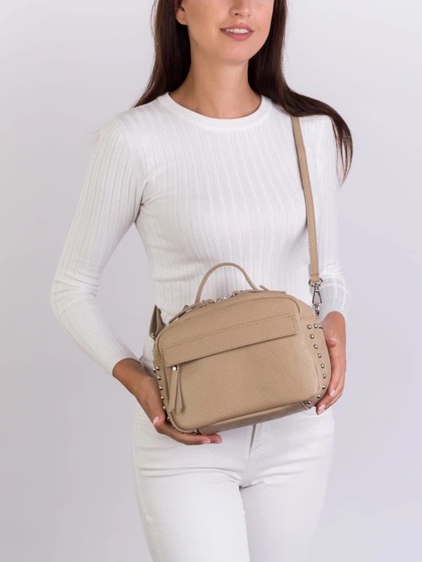 Bolso bandolera taupe de piel auténtica con detalles de tachuelas Celia